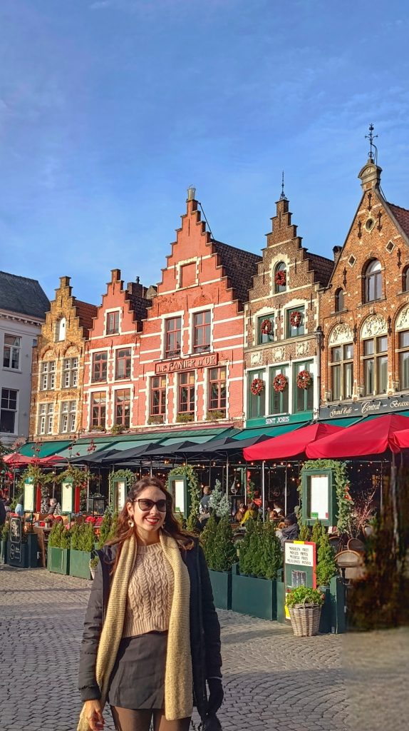 Chica en la Grote Markt de Brujas
