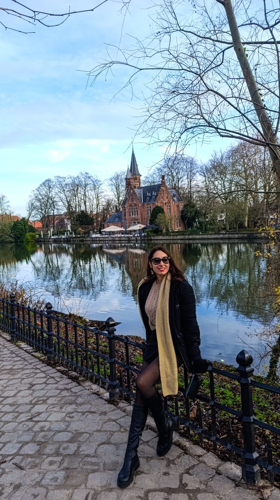 Chica en el Minnewater park en Brujas