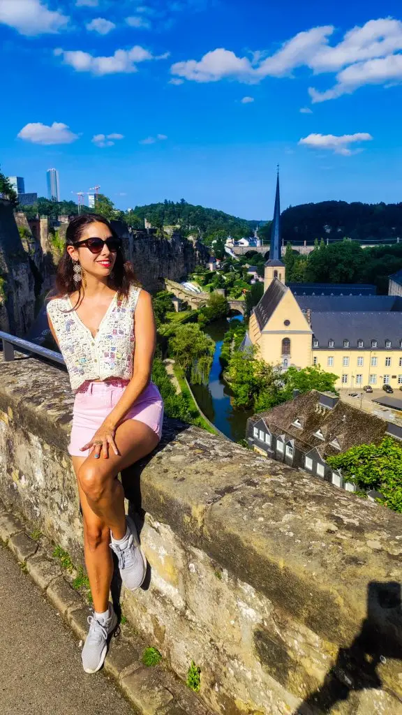 Panorámica de Luxemburgo, con el río Alzette fluyendo serenamente y hermosas casas de colores que adornan el paisaje urbano medieval de la ciudad.