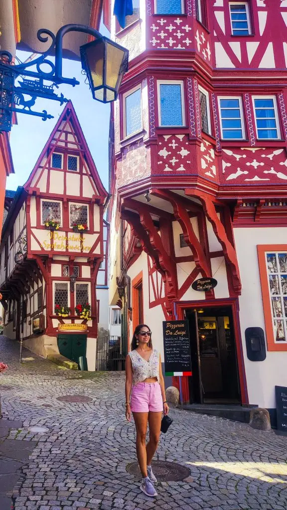 Bernkastel-Kues, un encantador pueblo en el valle del río Mosela con casas medievales de entramado de madera y viñedos ,