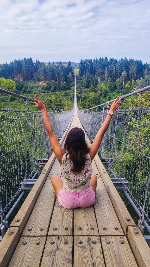 Puente Colgante Geierlay, una icónica pasarela peatonal suspendida sobre un valle rodeado de frondosos bosques