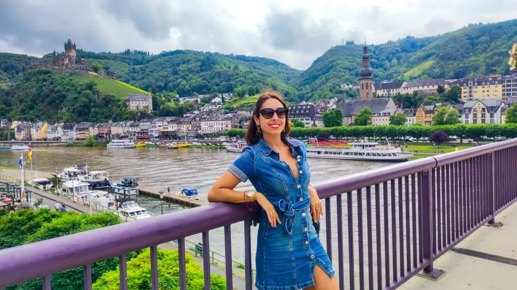 Vista panorámica de Cochem, pintoresco pueblo en el valle del río Mosela, con su castillo medieval y casas de entramado de madera que reflejan su encanto histórico.