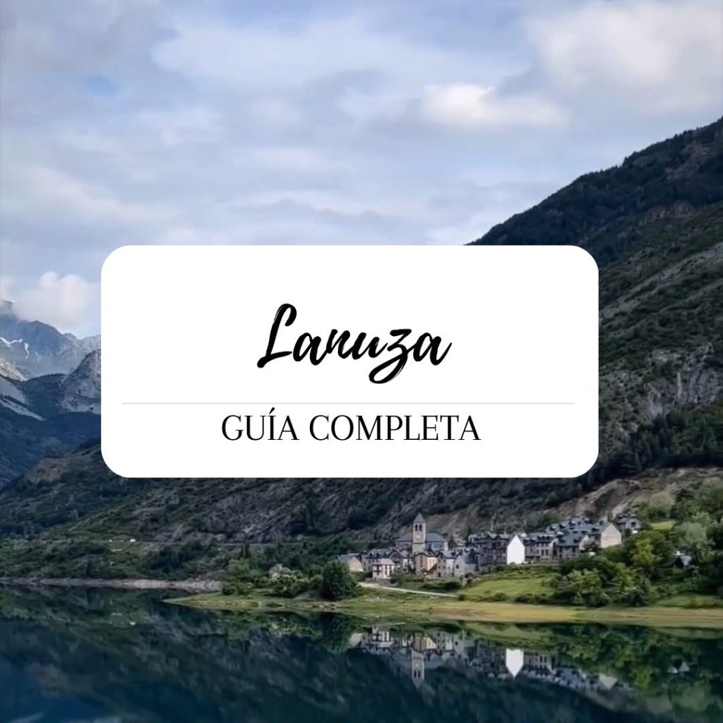 El pueblo de Lanuza rodeado de montañas en el Pirineo Aragonés, con su icónico embalse y casas de piedra