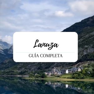 El pueblo de Lanuza rodeado de montañas en el Pirineo Aragonés, con su icónico embalse y casas de piedra