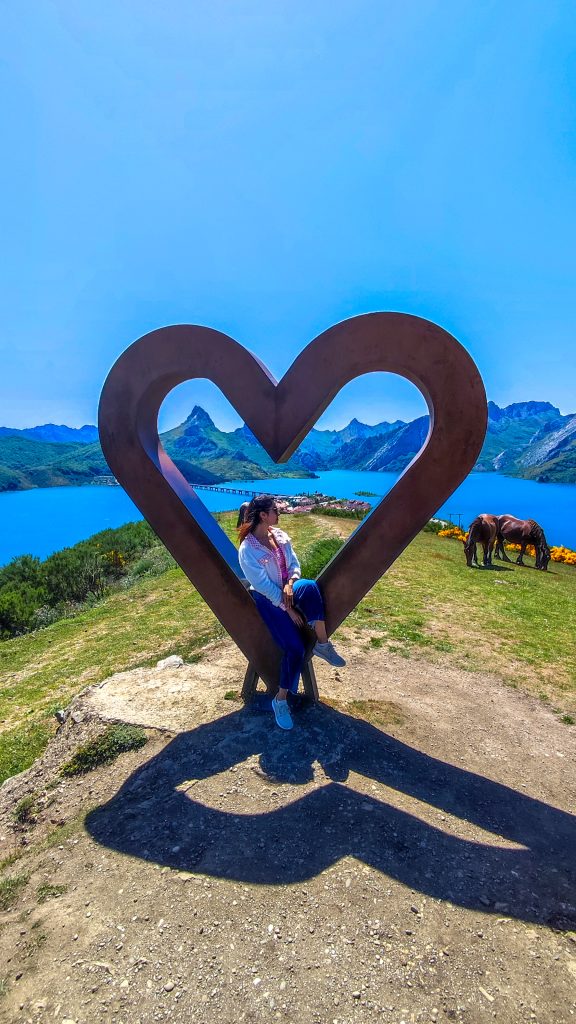Chica en el mirador del Corazón en Riaño con vistas al embalse y al pueblo