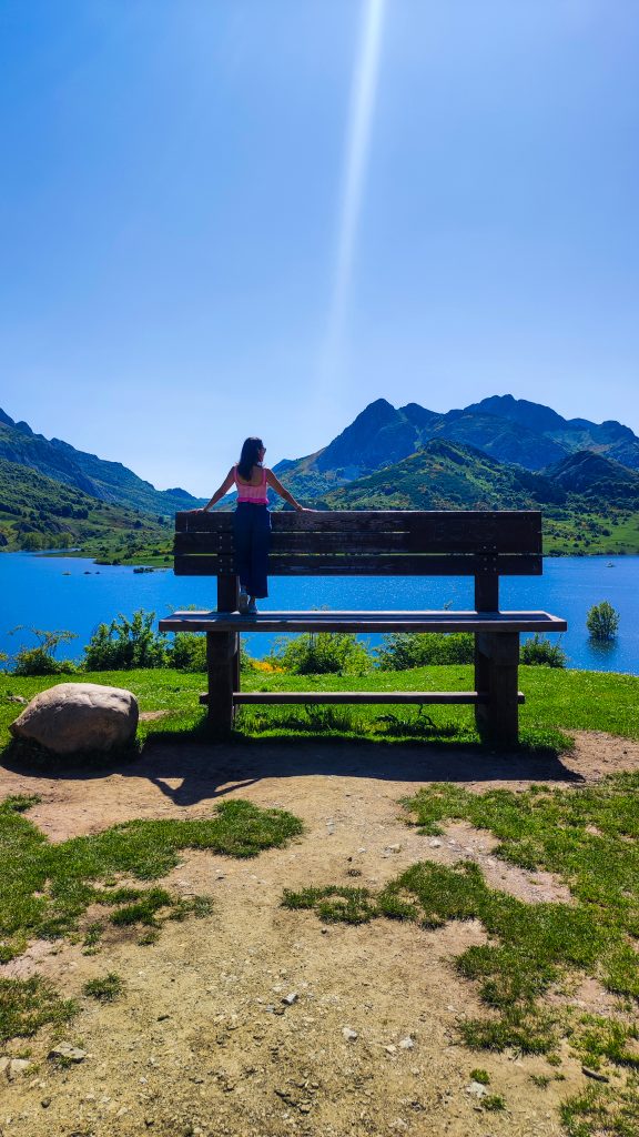 Chica subida al banco más grande de león en Burón con el embalse al fondo