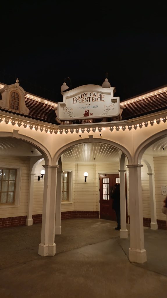 Baby Care Center en Disneyland París, un espacio acogedor con sillas, cambiadores y microondas, diseñado para que los padres cuiden cómodamente a sus bebés durante la visita al parque