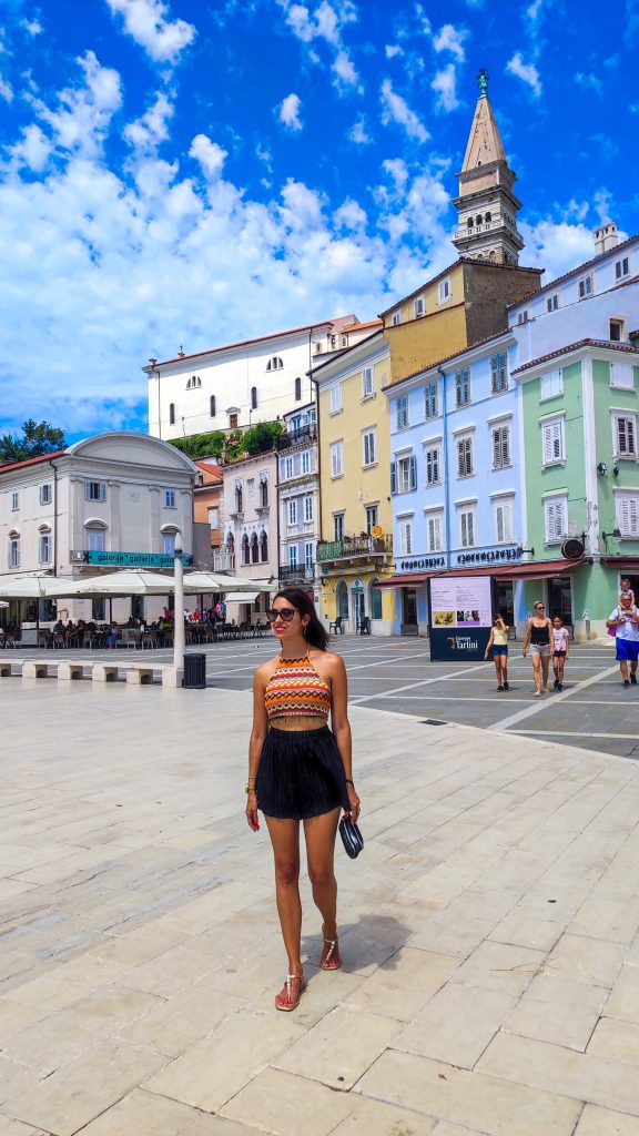 Vistas al Campanario de Piran desde la Plaza Tartini