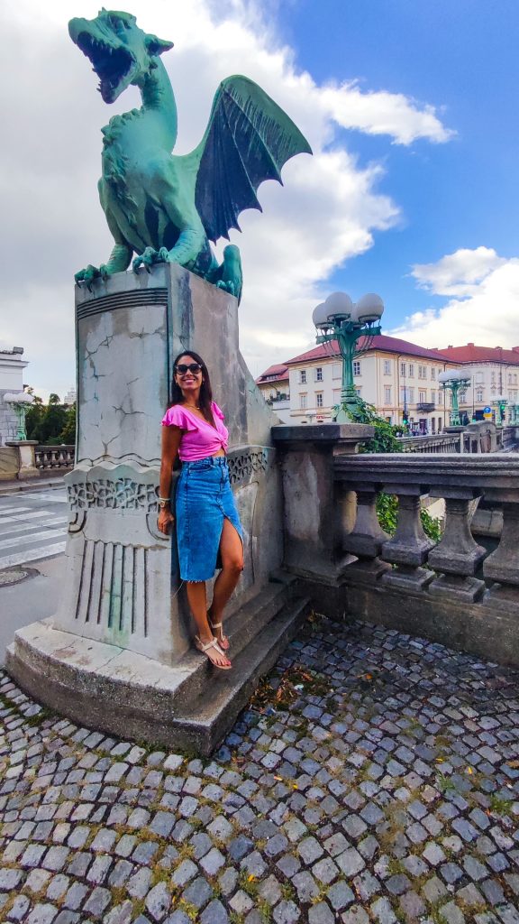Chica en el Puente de los Dragones de Liubliana en Eslovenia