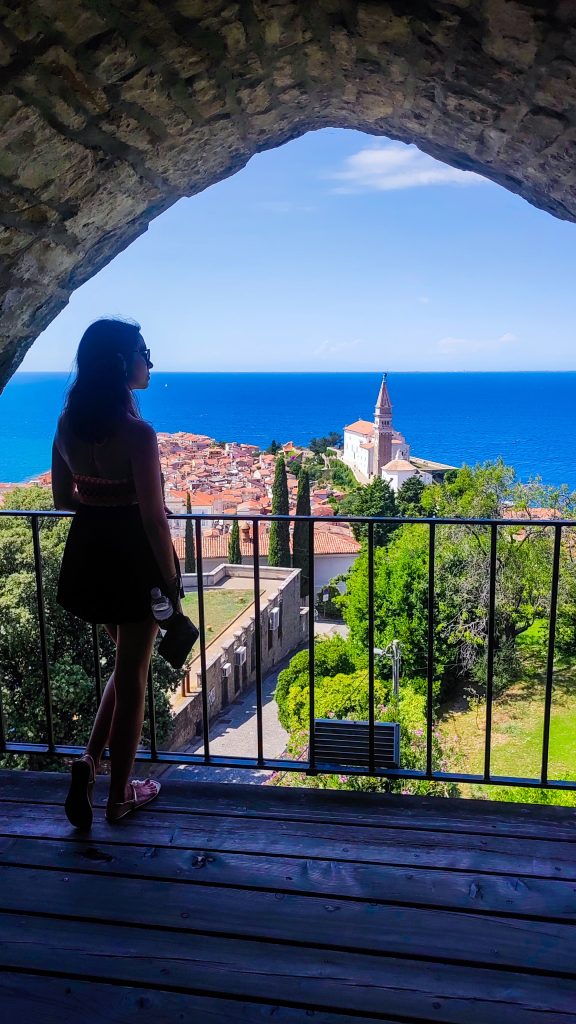 Vistas a la ciudad costera Piran desde sus murallas medievales en un día soleado