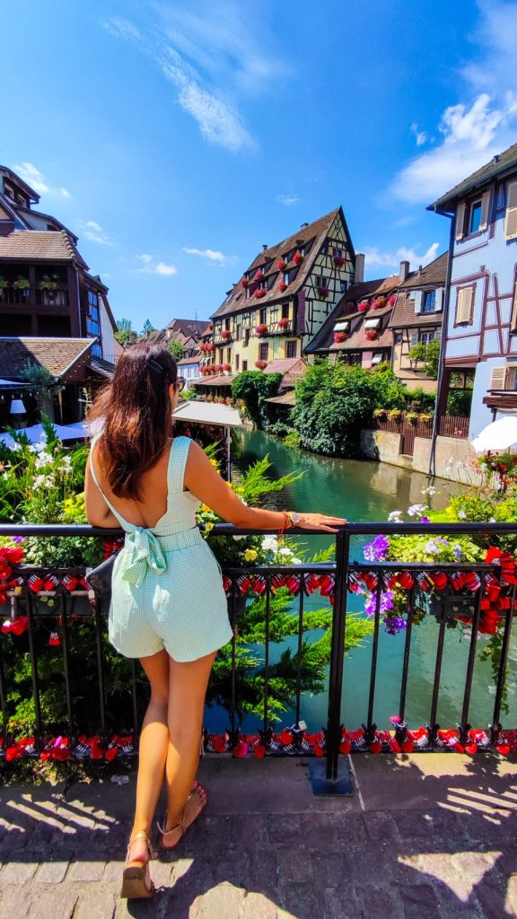 Foto de la petit Venise de Colmar en uno de sus coloridos puentes