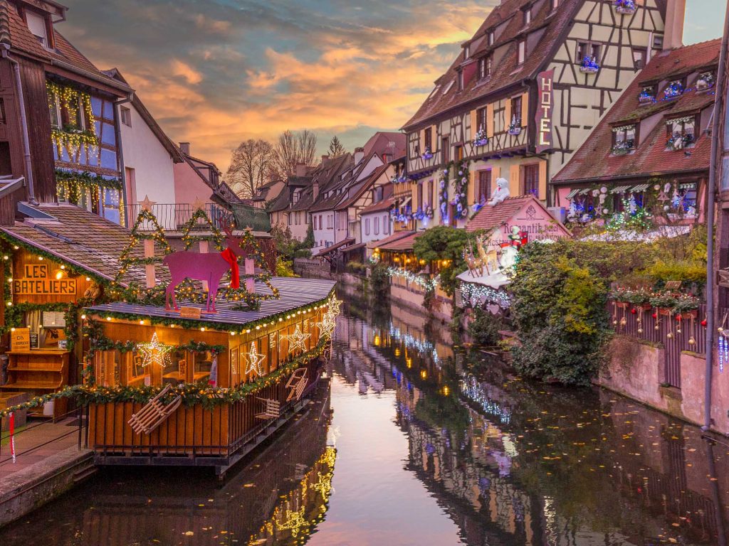 Alsacia en navidad con sus canales y casas entramadas