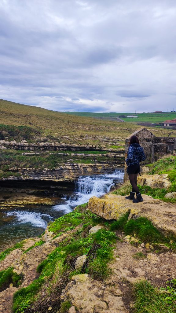 Chica en el borde del Acantilado del Bolao