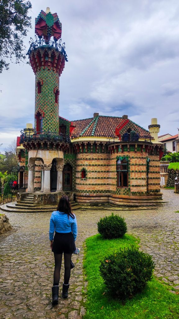 Chica mirando el bonito Palacio de Gaudí
