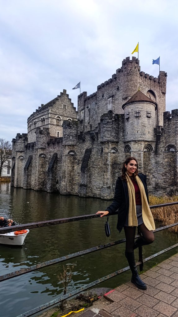 Chica en el Castillo de los Condes de Gante