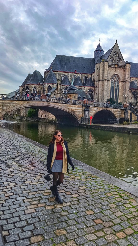 Chica enfrente del puente de San Miguel de Gante