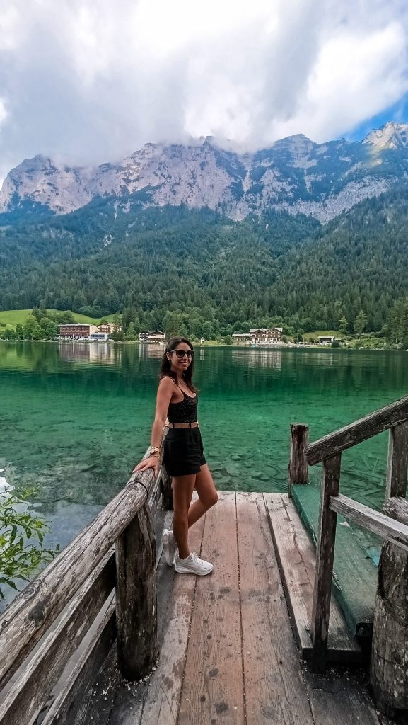 Chica en un embarcadero en el Lago Hintersee en los Alpes Bávaros