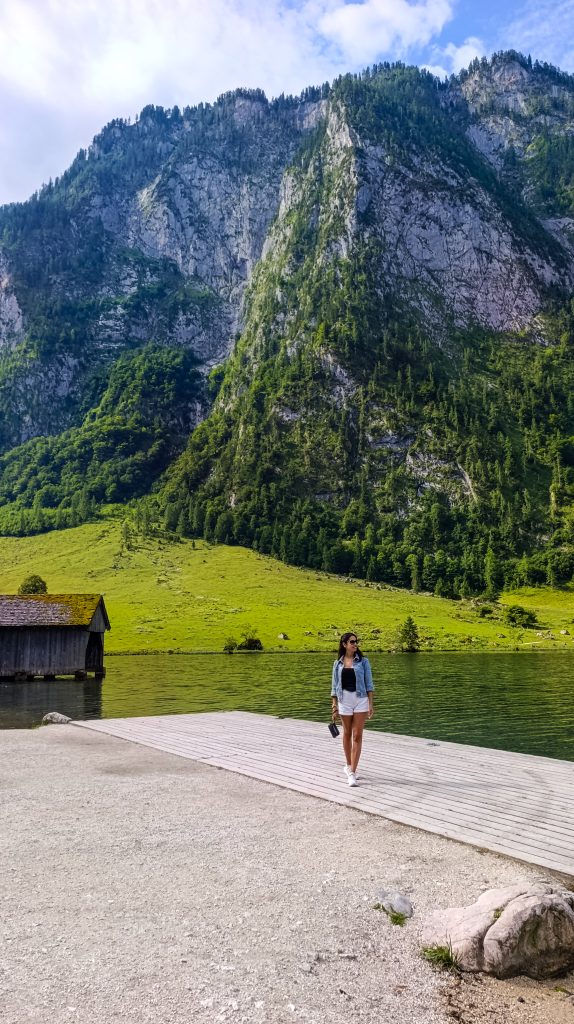 Chica en un embarcadero de Konigsee