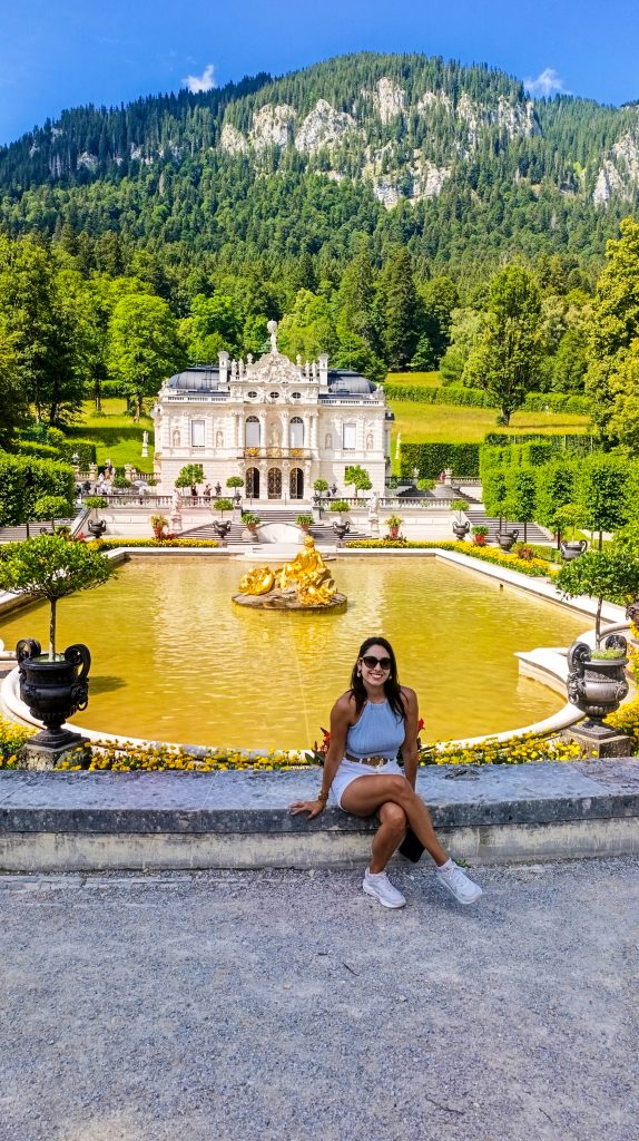 Chica en los jardines del Palacio Linderhof en los Alpes Bávaros