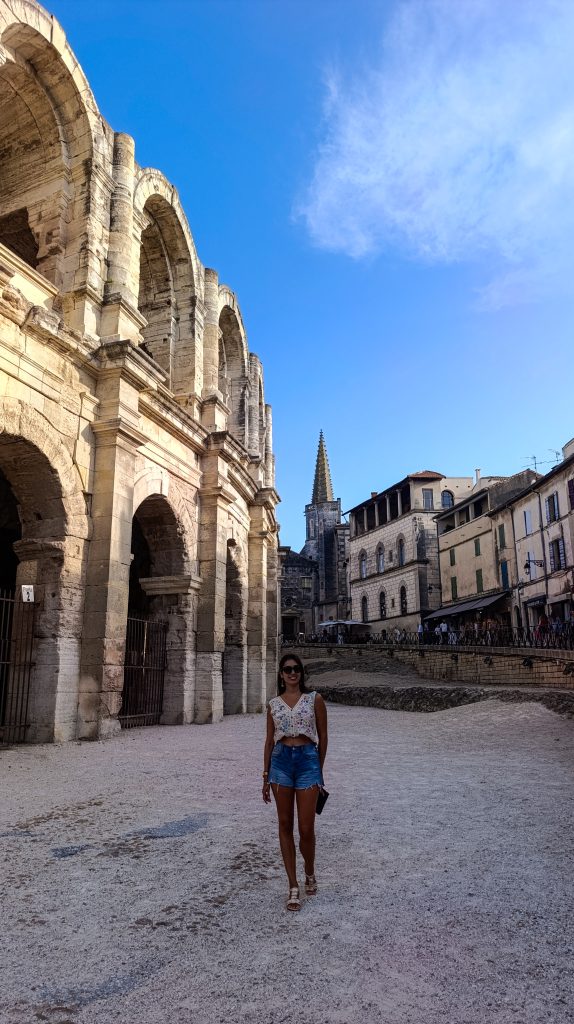 Chica en el centro de Arlés justo al lado de su anfiteatro Romano
