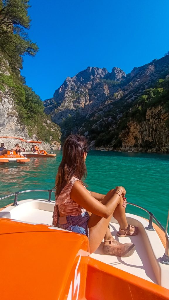 Chica en un patinete en la garganta Verdon