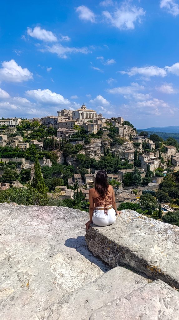 Chica en el mirador de Gordes ocn vistas hacia el pueblo