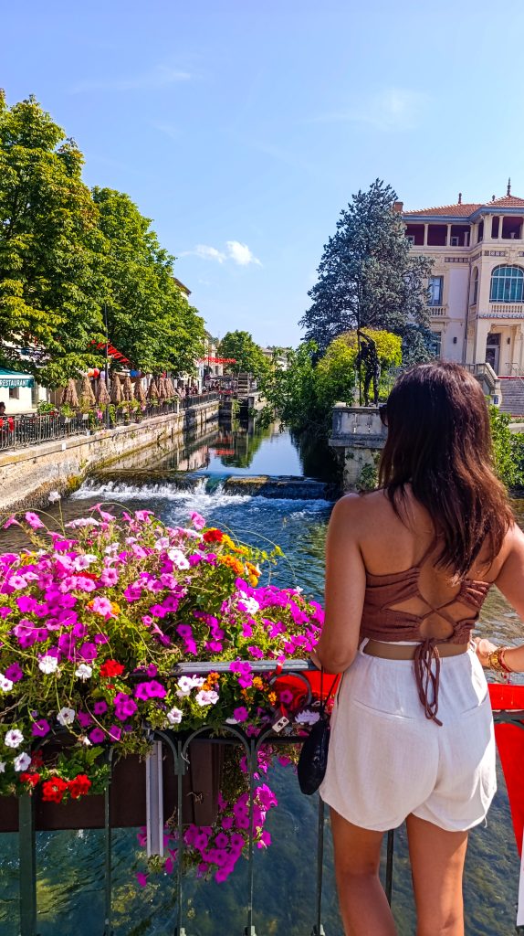 Chica en los canales de L'Isle sur la Sorgue