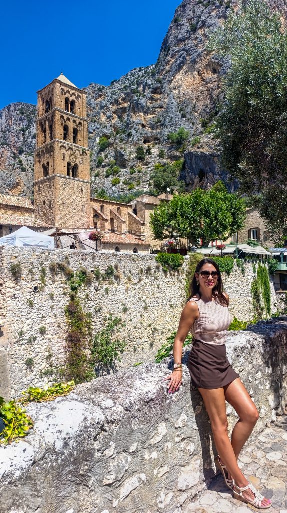 Chica en el centro de Moustiers Sainte Marie con vistas a la iglesia