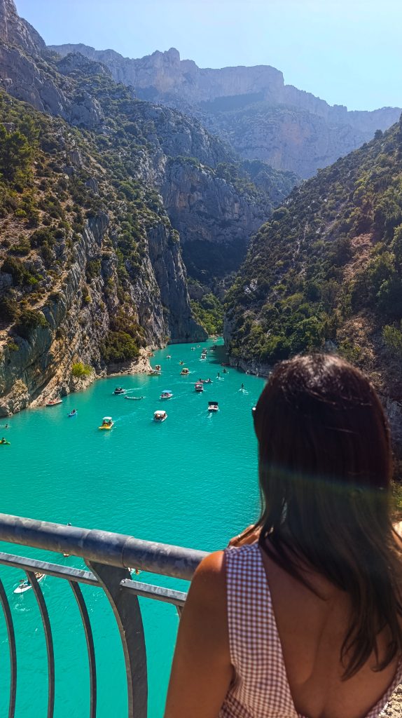 Chica en el puente que cruza por encima del Lago de Santa Cruz y la Garganta Verdon con vistas a la garganta