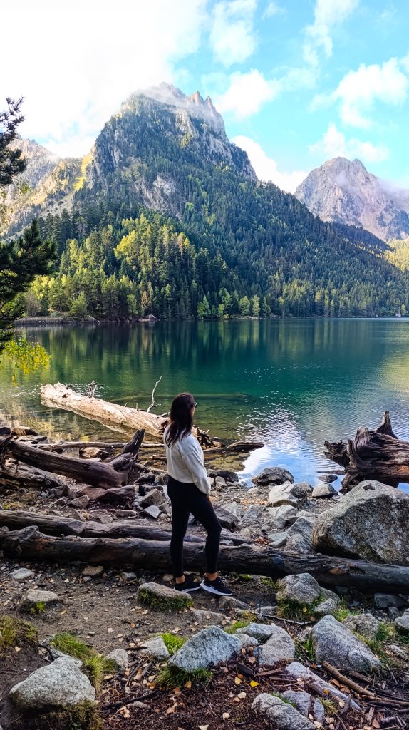 Chica a la orilla del Estany de Sant Maurici