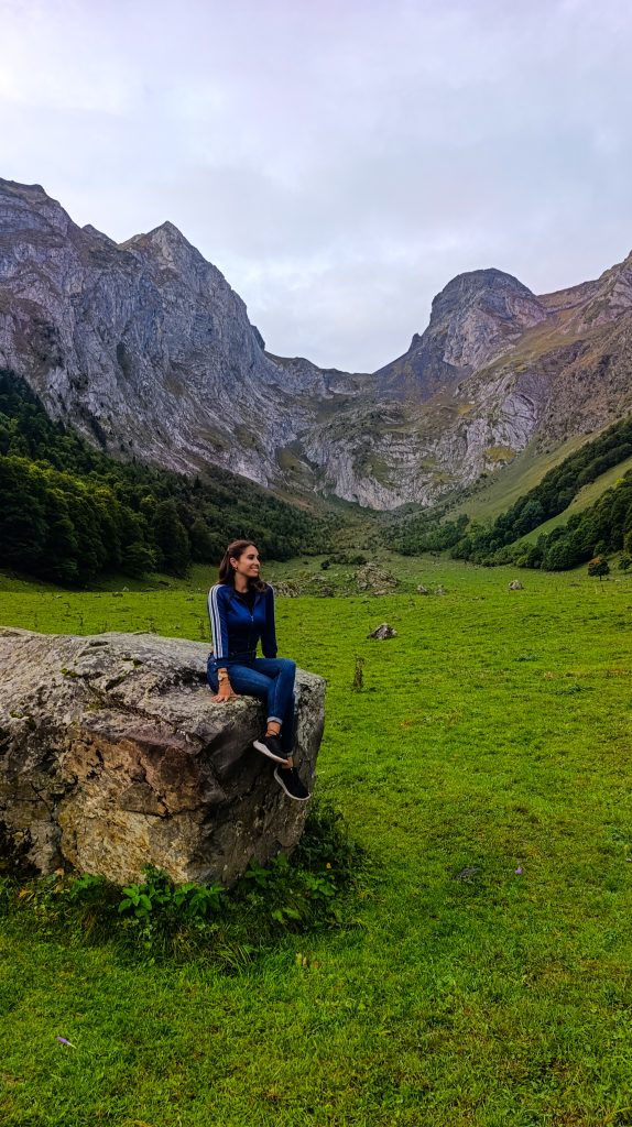 Chica sentada en una piedra en Artiga de Lin