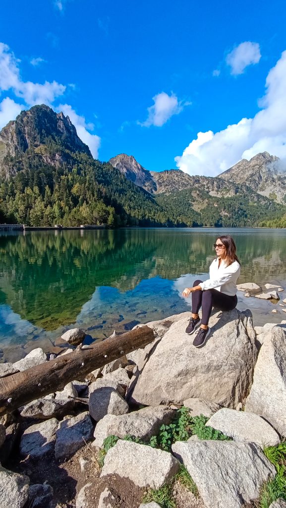 Chica en el Estany de Sant Maurici en Cataluña