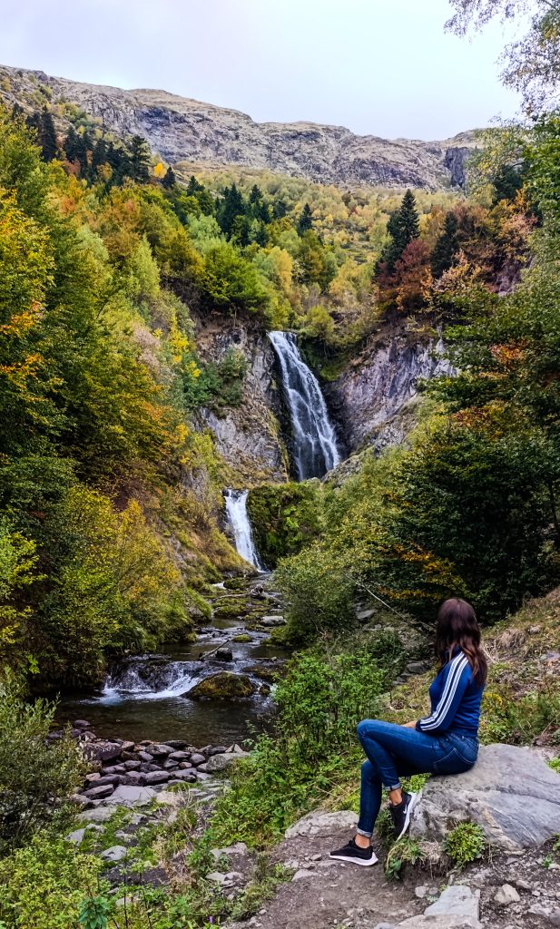 Chica viendo la cascada Saut Deth Pish