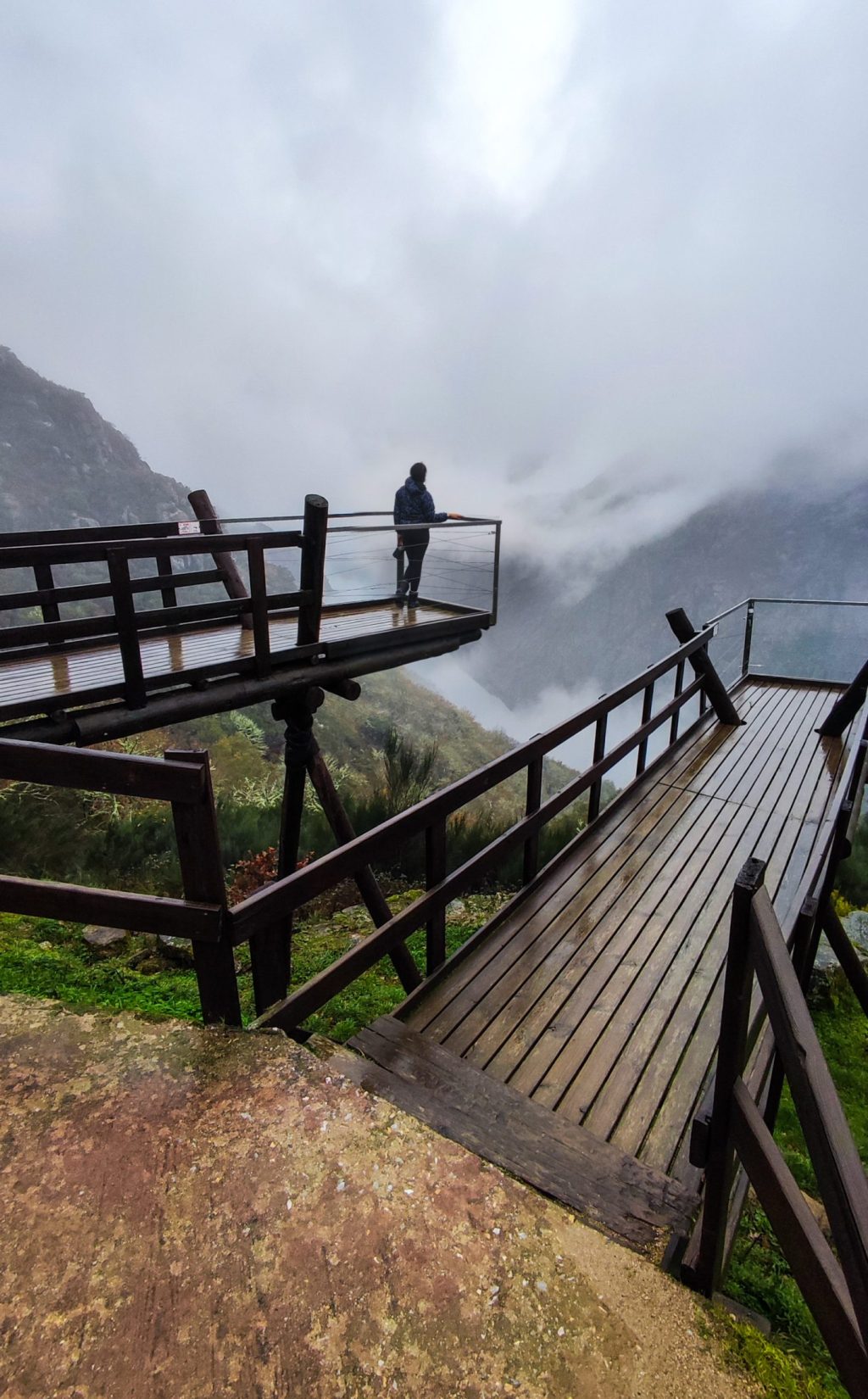 Vista panorámica desde el Mirador de Castro en Parada de Sil, que ofrece una impresionante perspectiva de los cañones del río Sil, rodeados de verdes paisajes y montañas, destacando la belleza natural de la Ribeira Sacra en Galicia.