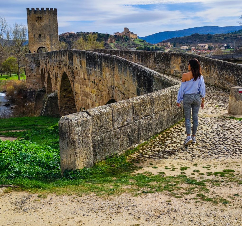 Vista de Frías, un encantador pueblo medieval de la provincia de Burgos, con sus casas de piedra y el majestuoso castillo que domina el paisaje, rodeado de montañas y naturaleza.