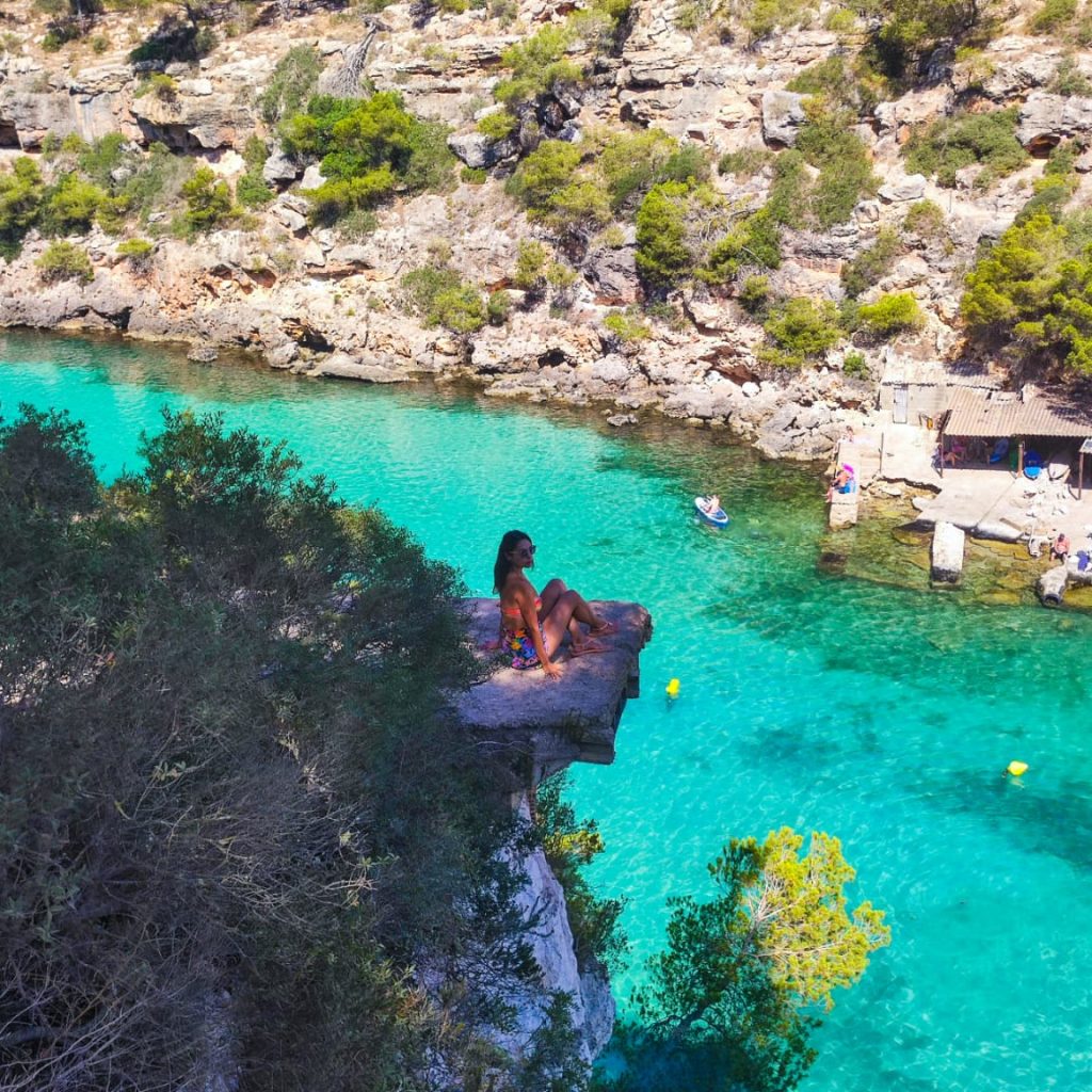 Vista impresionante desde una roca en Mallorca, con el mar azul turquesa extendiéndose hasta el horizonte.