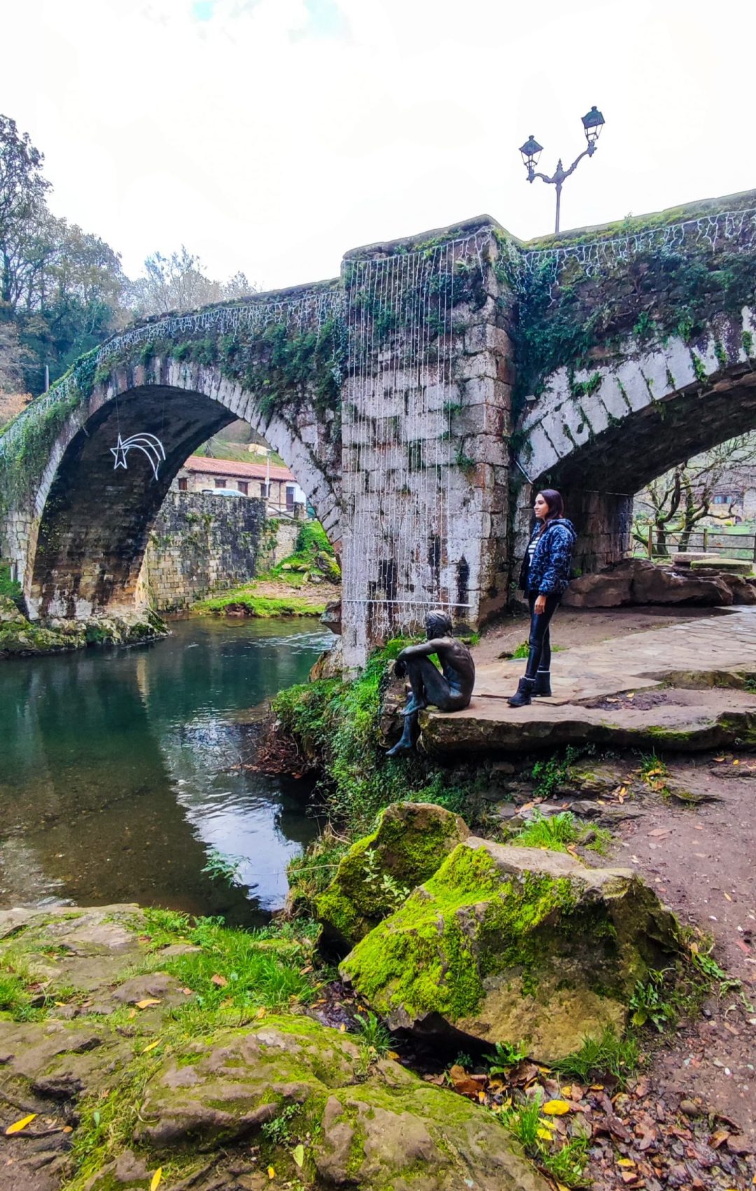 Estatua del Hombre Pez en el río de Liérganes, Cantabria: escultura emblemática que rinde homenaje a la leyenda local del hombre pez, ubicada a orillas del río Miera.